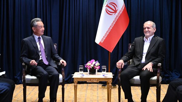 Ira_n_y_China_se_Unen__El_Presidente_Pezeshkian_y_Wang_Yi_Forjan_Nuevos_Lazos__