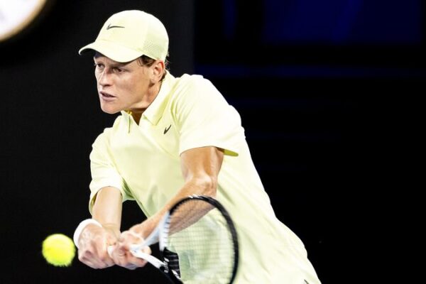 Jannik_Sinner_detiene_a_De_Minaur_para_llegar_a_las_semifinales_del_Abierto_de_Australia__