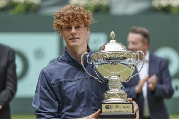 ¡Jannik Sinner gana su primer título en césped en una increíble final en Halle! 🎾🏆 _Jannik_Sinner_gana_su_primer_ti_tulo_en_ce_sped_en_una_increi_ble_final_en_Halle____