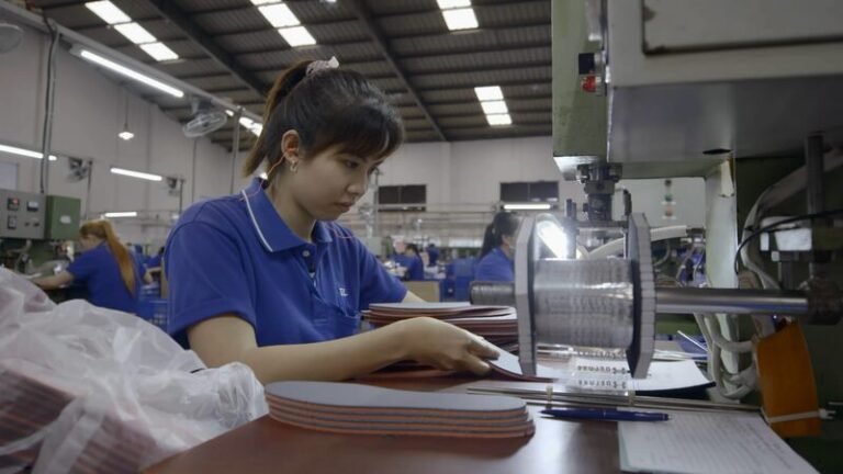 Jóvenes Vietnamitas Encuentran Futuro en Empresa Conjunta Sino-Vietnamita Jo_venes_Vietnamitas_Encuentran_Futuro_en_Empresa_Conjunta_Sino_Vietnamita video poster
