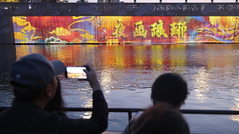 Jo_venes_aventureros_acuden_a_las_pequen_as_ciudades_de_China_este_feriado_del_Di_a_del_Trabajo__