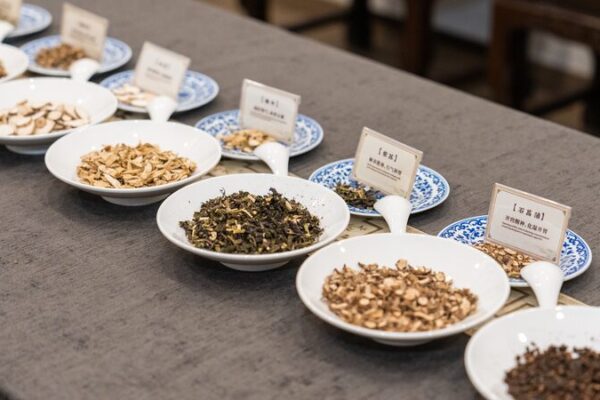 Jóvenes chinos impulsan la medicina herbal: ¡La moda saludable que arrasa! Jo_venes_chinos_impulsan_la_medicina_herbal___La_moda_saludable_que_arrasa_