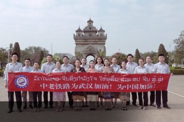 Jóvenes de 21 países se unen para cantar ‘Mantente Fuerte Wuhan’ Jo_venes_de_21_pai_ses_se_unen_para_cantar__Mantente_Fuerte_Wuhan_ video poster