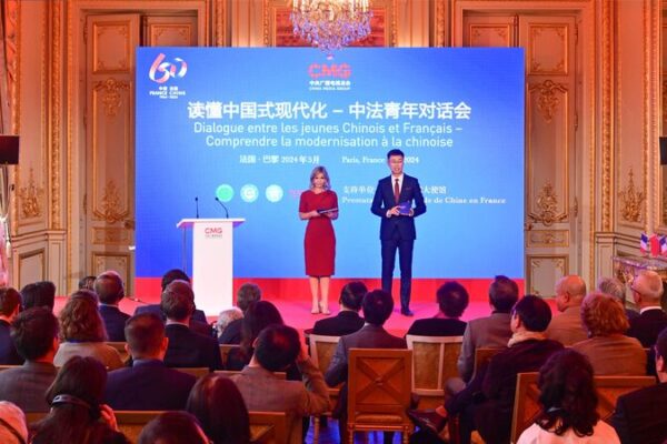Jo_venes_de_China_y_Francia_se_unen_en_Pari_s_para_dialogar_sobre_modernizacio_n
