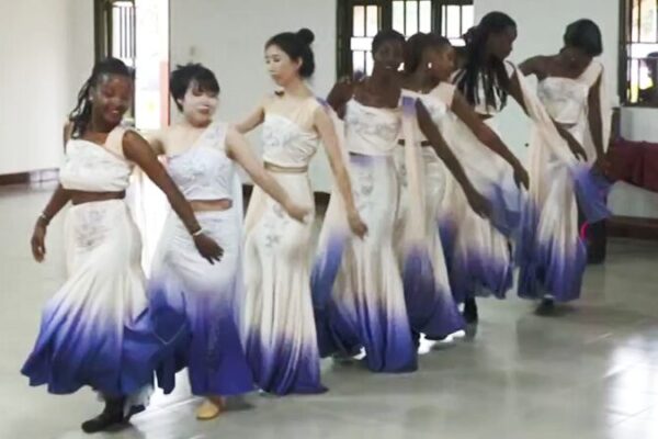 Jo_venes_ugandeses_se_mueven_al_ritmo_chino__una_fusio_n_cultural_con_60_an_os_de_historia video poster