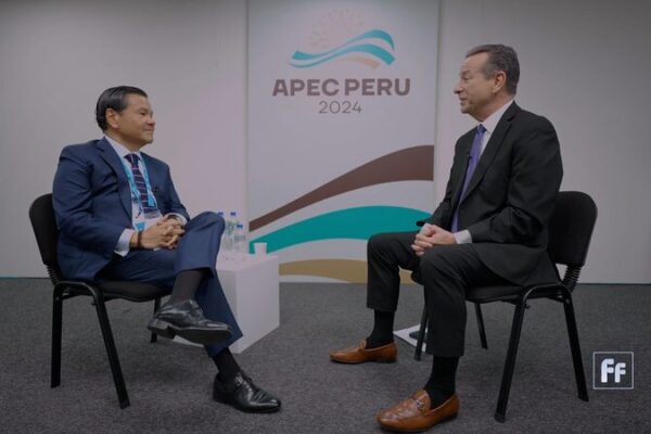 José Tam sobre cómo el megaport de Chancay en Perú y APEC impulsan la cooperación global Jose__Tam_sobre_co_mo_el_megaport_de_Chancay_en_Peru__y_APEC_impulsan_la_cooperacio_n_global video poster