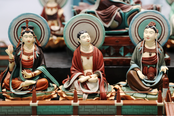 Joven_artista_da_vida_a_los_murales_de_Dunhuang_con_vibrantes_esculturas_de_masa