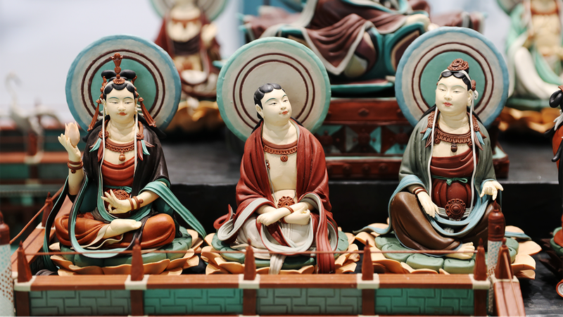 Joven_artista_da_vida_a_los_murales_de_Dunhuang_con_vibrantes_esculturas_de_masa