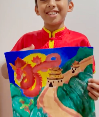 Joven artista indonesio abraza la Gran Muralla y dragones de China en vibrante pintura Joven_artista_indonesio_abraza_la_Gran_Muralla_y_dragones_de_China_en_vibrante_pintura video poster
