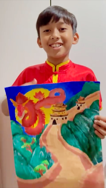 Joven_artista_indonesio_abraza_la_Gran_Muralla_y_dragones_de_China_en_vibrante_pintura video poster