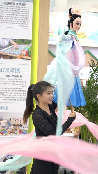 Joven_artista_revive_las_marionetas_de_varilla_de_Hunan_con_danza video poster
