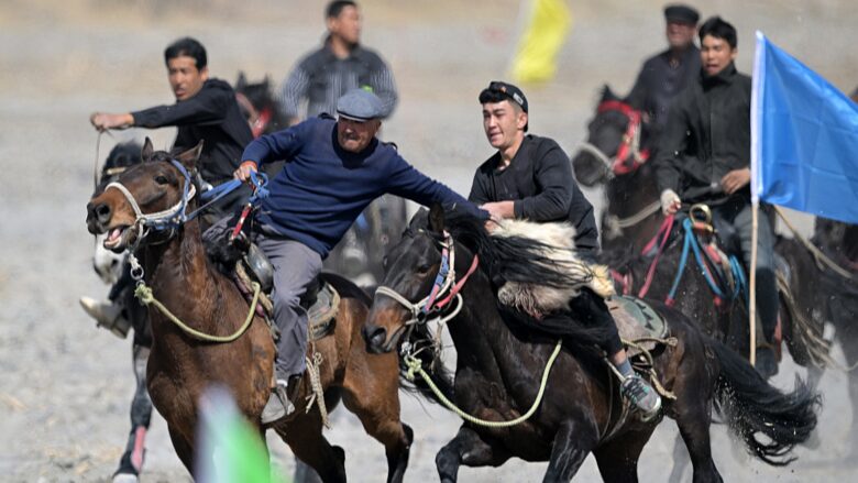 Juegos_tradicionales_a_caballo_dan_vida_a_la_cultura_de_Xinjiang___