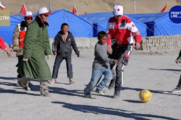 Jugando para Sanar: Voluntarios Ayudan a Niños Después del Terremoto en Xizang 🏀🎈 Jugando_para_Sanar__Voluntarios_Ayudan_a_Nin_os_Despue_s_del_Terremoto_en_Xizang___ video poster