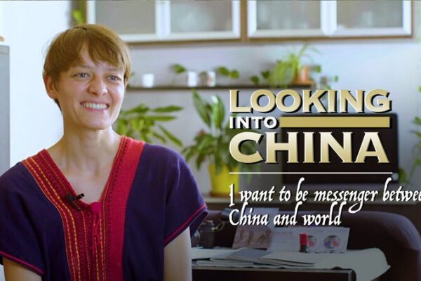 Julia: Uniendo Culturas a Través del Cine Chino en Barcelona Julia__Uniendo_Culturas_a_Trave_s_del_Cine_Chino_en_Barcelona video poster