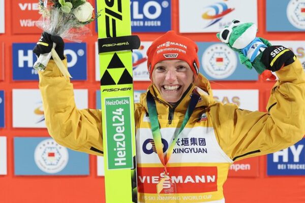 Katharina Schmid de Alemania gana el oro en la Copa Mundial de Salto de Esquí en China Katharina_Schmid_de_Alemania_gana_el_oro_en_la_Copa_Mundial_de_Salto_de_Esqui__en_China