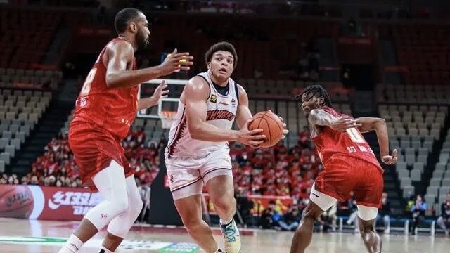 Kenneth_Lofton_logra_triple_doble_y_lleva_a_Shanghai_a_sexta_victoria_consecutiva