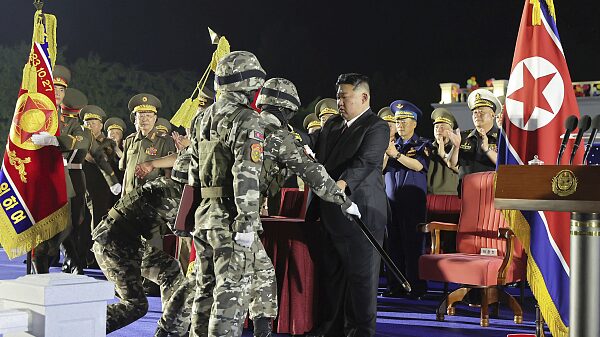 Kim_Jong_Un_entrega_nuevos_lanzadores_de_misiles_a_tropas_fronterizas__