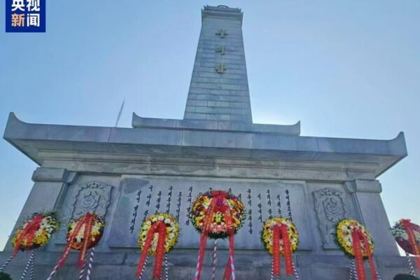 Kim Jong Un envía una ofrenda floral en honor al aniversario de la amistad China-Corea del Norte Kim_Jong_Un_envi_a_una_ofrenda_floral_en_honor_al_aniversario_de_la_amistad_China_Corea_del_Norte