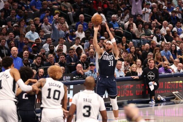 Klay Thompson debuta con 6 triples y gran victoria en los Mavericks Klay_Thompson_debuta_con_6_triples_y_gran_victoria_en_los_Mavericks