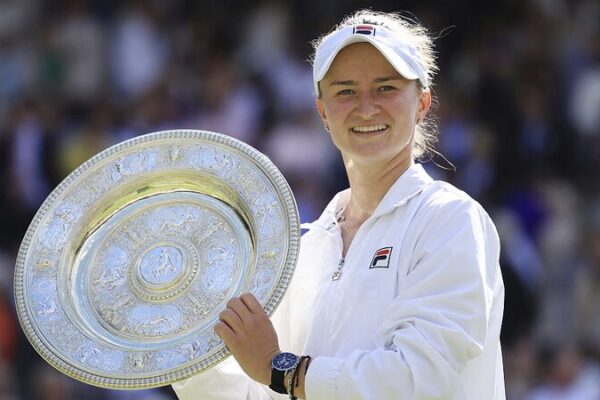 Krejcikova levanta el trofeo de Wimbledon tras emocionante victoria sobre Paolini 🎾 Krejcikova_levanta_el_trofeo_de_Wimbledon_tras_emocionante_victoria_sobre_Paolini__