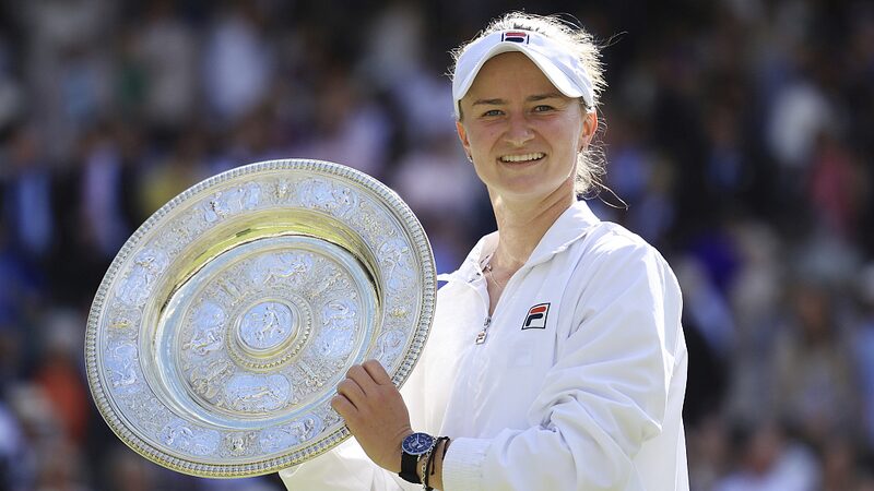 Krejcikova_levanta_el_trofeo_de_Wimbledon_tras_emocionante_victoria_sobre_Paolini__