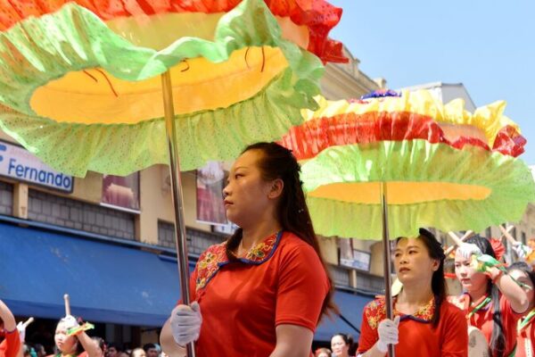 La_Calle_25_de_Sa_o_Paulo__Una_Fusio_n_Colorida_de_Cultura_Brasilen_a_y_China