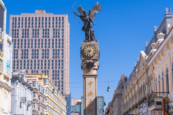 La_Calle_Central_de_Harbin__Turistas_Acuden_en_Masa_al_Pai_s_de_las_Maravillas_de_Hielo_de_China video poster