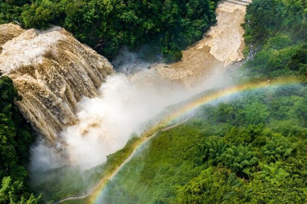 La Cascada Huangguoshu alcanza un flujo récord de 2024 con 381 metros cúbicos por segundo 🌊 La_Cascada_Huangguoshu_alcanza_un_flujo_re_cord_de_2024_con_381_metros_cu_bicos_por_segundo__