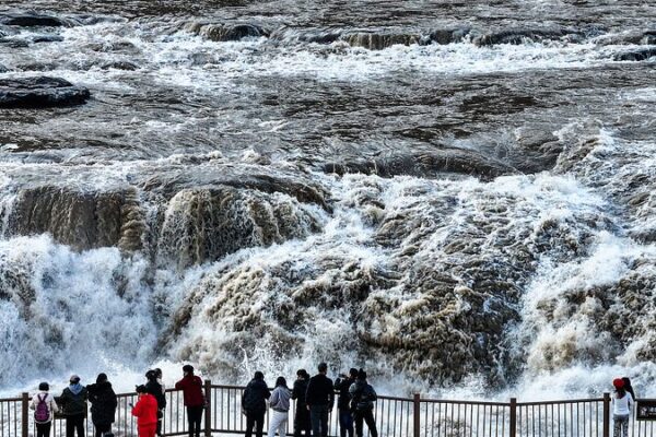 La_Cascada_Hukou_deslumbra_a_los_turistas_con_un_impresionante_flujo_de_invierno__