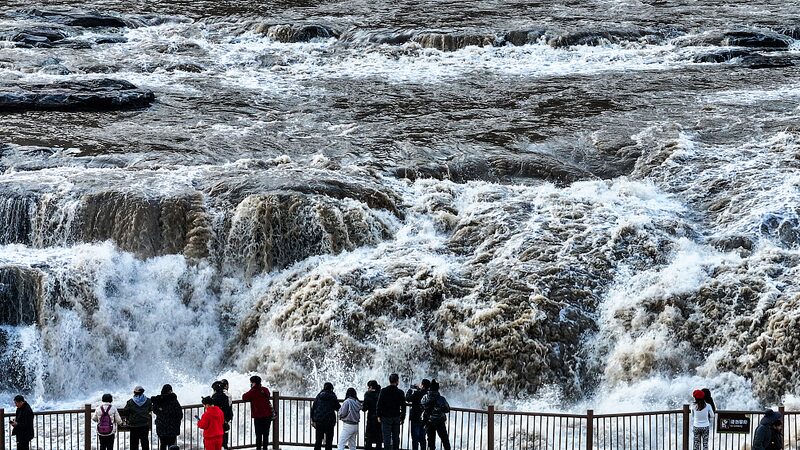 La_Cascada_Hukou_deslumbra_a_los_turistas_con_un_impresionante_flujo_de_invierno__
