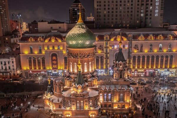 La Catedral de Santa Sofía de Harbin brilla bajo las luces nocturnas ✨ La_Catedral_de_Santa_Sofi_a_de_Harbin_brilla_bajo_las_luces_nocturnas__