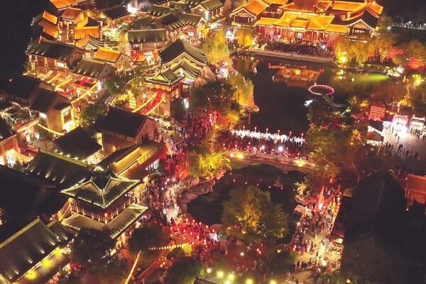 La Ciudad Antigua de Luoyi Brilla: La Vida Nocturna y las Tradiciones se Fusionan 🌙✨ La_Ciudad_Antigua_de_Luoyi_Brilla__La_Vida_Nocturna_y_las_Tradiciones_se_Fusionan___