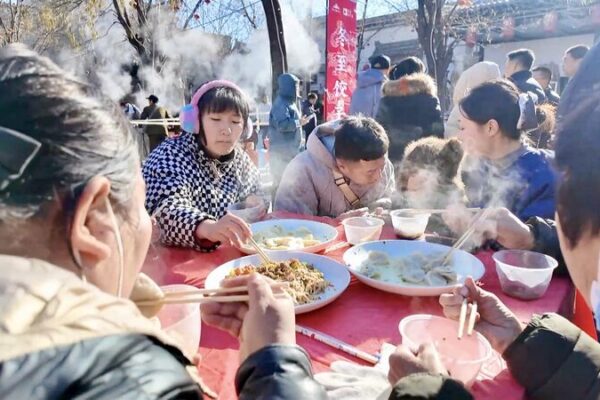 La Ciudad Antigua de Xinzhou ofrece un banquete gratuito de dumplings para turistas durante el Solsticio de Invierno 🎉🥟 La_Ciudad_Antigua_de_Xinzhou_ofrece_un_banquete_gratuito_de_dumplings_para_turistas_durante_el_Solsticio_de_Invierno___ video poster