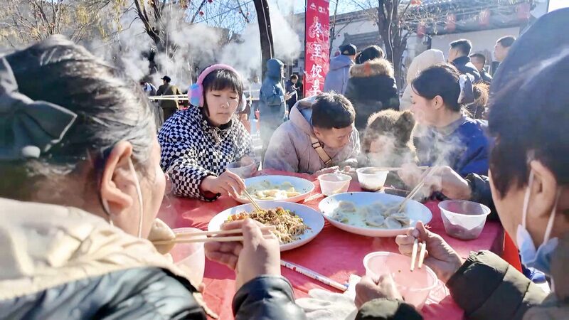 La_Ciudad_Antigua_de_Xinzhou_ofrece_un_banquete_gratuito_de_dumplings_para_turistas_durante_el_Solsticio_de_Invierno___ video poster