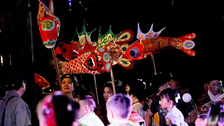 La_Danza_de_los_Faroles_de_Carpa_Ilumina_la_Ciudad_Ma_s_Austral_de_China_Este_Festival_de_Primavera