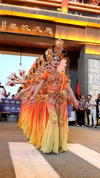 La_Danza_de_los_Mil_Brazos_de_Bodhisattva_Deslumbra_en_el_Mercado_Nocturno_de_Shazhou video poster
