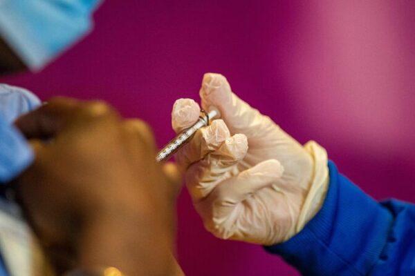 La FDA aprueba nuevas vacunas COVID-19 de Pfizer y Moderna ¡A tiempo para el otoño! 💉🍂 La_FDA_aprueba_nuevas_vacunas_COVID_19_de_Pfizer_y_Moderna__A_tiempo_para_el_oton_o____