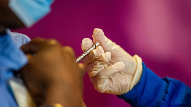 La_FDA_aprueba_nuevas_vacunas_COVID_19_de_Pfizer_y_Moderna__A_tiempo_para_el_oton_o____