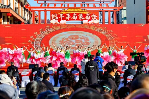 La_Feria_del_Templo_Maomiaoji_en_Wuhan_trae_energi_a_festiva_a_la_histo_rica_calle_Maomiaoji