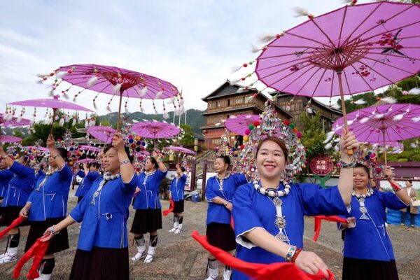 La Fiesta Nacional del Pueblo Dong Ilumina Guangxi con Música y Danza 🎉 La_Fiesta_Nacional_del_Pueblo_Dong_Ilumina_Guangxi_con_Mu_sica_y_Danza__