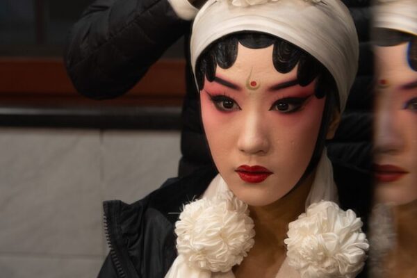La_Generacio_n_Z_revive_la_O_pera_de_Sichuan__Wan_Yuehan_da_vida_a__La_Leyenda_de_la_Serpiente_Blanca_