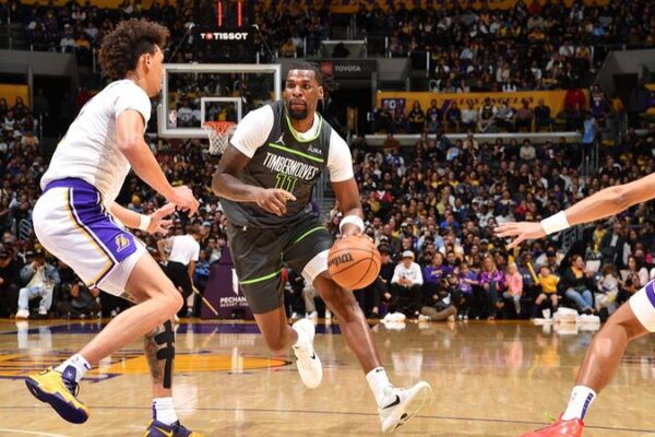 La Lesión de Anthony Davis Arruina los Planes de los Lakers en la Derrota ante los Timberwolves La_Lesio_n_de_Anthony_Davis_Arruina_los_Planes_de_los_Lakers_en_la_Derrota_ante_los_Timberwolves