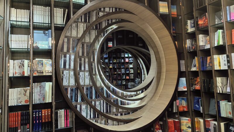 La_Libreri_a_Ma_gica_de_Beijing_Combina_Estilo_Moderno_con_Encanto_de_Jardi_n_Antiguo___