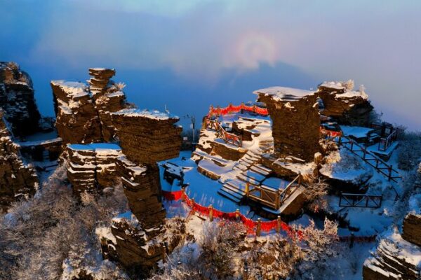 La Montaña Fanjing Brilla con el Raro ‘Luz de Buda’ Después de la Primera Nevada La_Montan_a_Fanjing_Brilla_con_el_Raro__Luz_de_Buda__Despue_s_de_la_Primera_Nevada