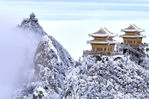 La Montaña Laojun Cubierta de Nieve en Luoyang Se Convierte en un País de Ensueño de Ensueño La_Montan_a_Laojun_Cubierta_de_Nieve_en_Luoyang_Se_Convierte_en_un_Pai_s_de_Ensuen_o_de_Ensuen_o