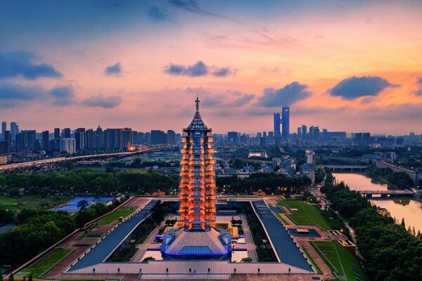 La Pagoda China Que Inspiró el Cuento Mágico de Andersen 🌟 La_Pagoda_China_Que_Inspiro__el_Cuento_Ma_gico_de_Andersen__