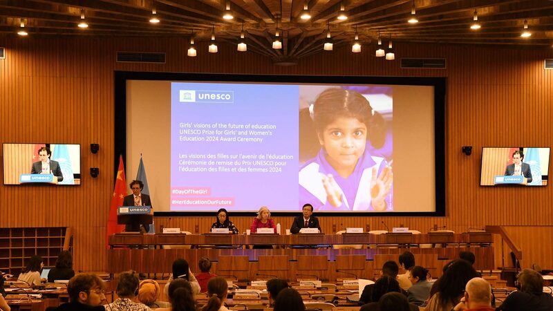 _La_Primera_Dama_Peng_Liyuan_felicita_a_los_he_roes_de_la_educacio_n_de_las_mujeres_de_la_UNESCO______