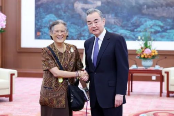 La_Princesa_Tailandesa_Sirindhorn_se_reu_ne_con_el_Canciller_Chino_Wang_Yi_en_Beijing