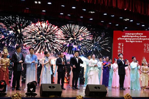 ___La_Promesa_Dorada_2024___Especta_culo_Cultural_Sino_Camboyano_Ilumina_Phnom_Penh