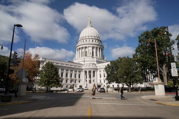 La Reñida Carrera Electoral de Wisconsin: Los Candidatos Presidenciales de EE.UU. Luchan por el Estado Lechero 🧀 La_Ren_ida_Carrera_Electoral_de_Wisconsin__Los_Candidatos_Presidenciales_de_EE_UU__Luchan_por_el_Estado_Lechero__ video poster